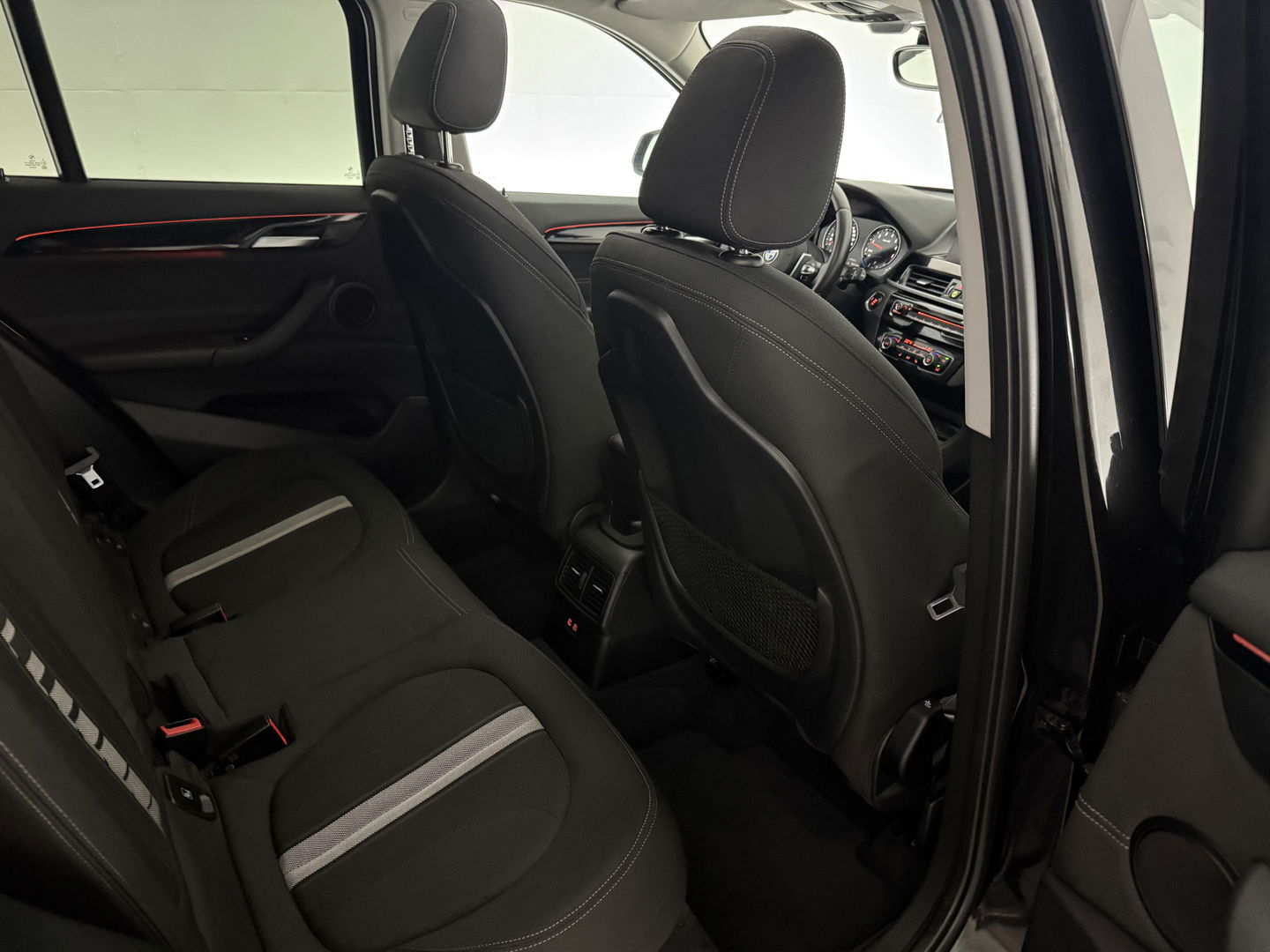 BMW X1 sDrive20i M-Sport | Pano | Camera | Sfeer | Trekh. | Stoelverw. | Keyless | Cruise