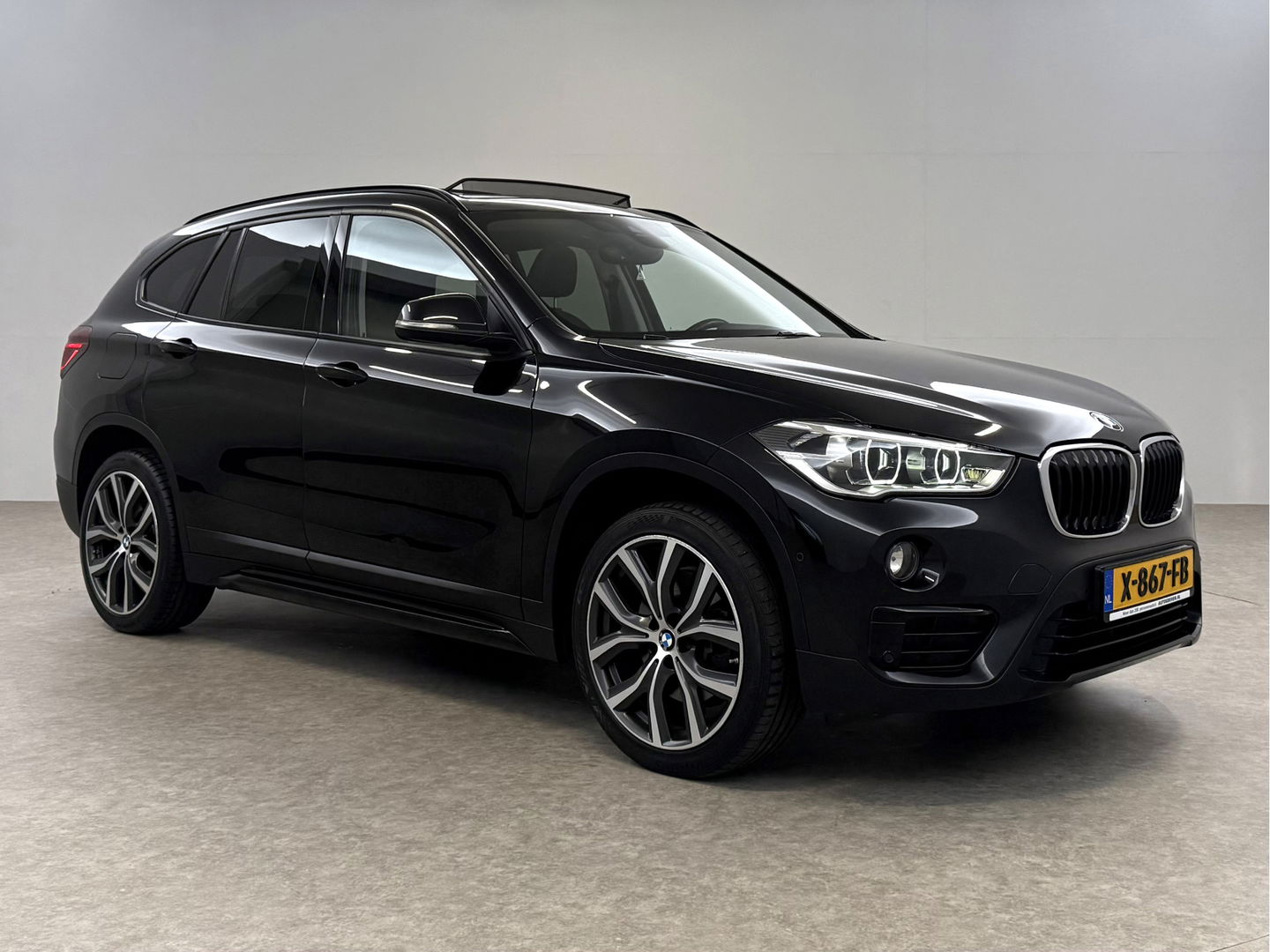 BMW X1 sDrive20i M-Sport | Pano | Camera | Sfeer | Trekh. | Stoelverw. | Keyless | Cruise
