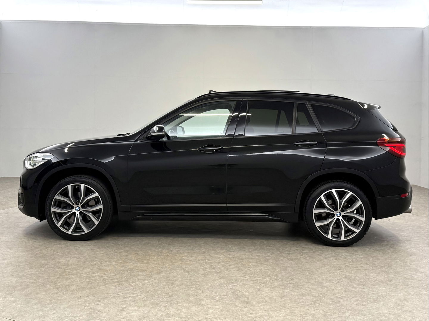 BMW X1 sDrive20i M-Sport | Pano | Camera | Sfeer | Trekh. | Stoelverw. | Keyless | Cruise