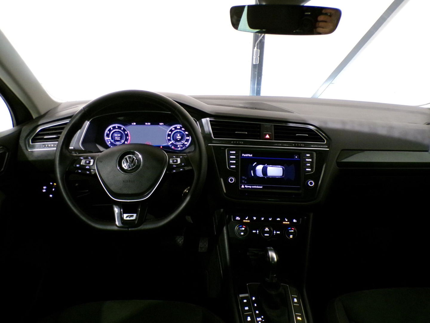 Volkswagen Tiguan 2.0 TSI DSG 220PK 4Motion Highline R-Line "Automaat" Full-LED Trekhaak Apple-Carplay Dynaudio Virtual Stoelverw.