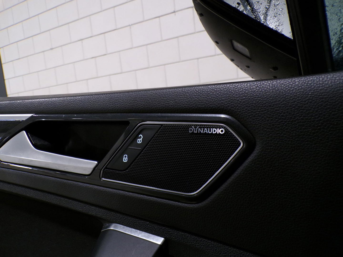 Volkswagen Tiguan 2.0 TSI DSG 220PK 4Motion Highline R-Line "Automaat" Full-LED Trekhaak Apple-Carplay Dynaudio Virtual Stoelverw.