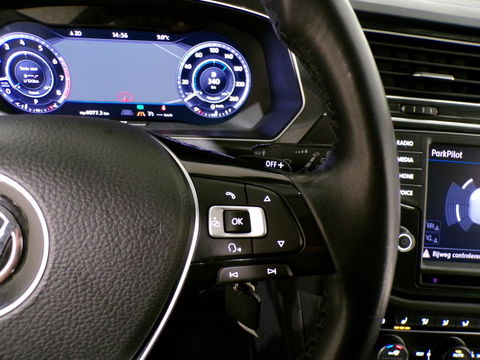 Volkswagen Tiguan 2.0 TSI DSG 220PK 4Motion Highline R-Line "Automaat" Full-LED Trekhaak Apple-Carplay Dynaudio Virtual Stoelverw.