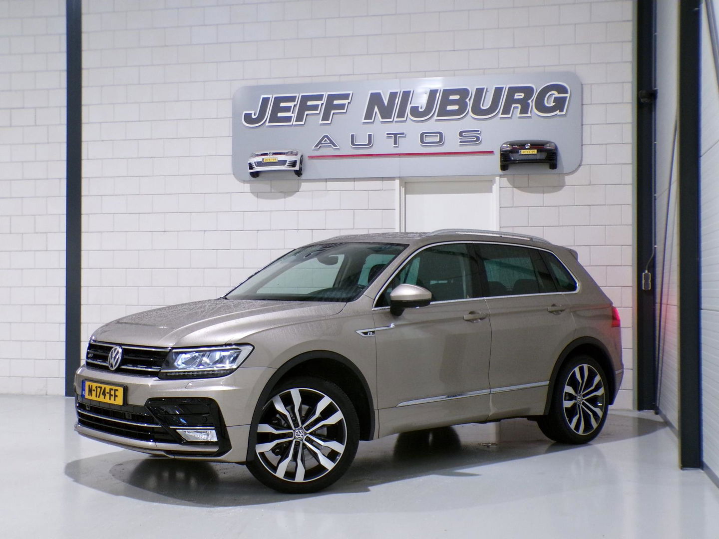 Volkswagen Tiguan 2.0 TSI DSG 220PK 4Motion Highline R-Line "Automaat" Full-LED Trekhaak Apple-Carplay Dynaudio Virtual Stoelverw.