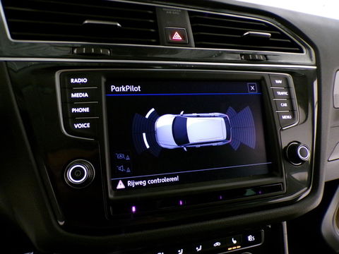 Volkswagen Tiguan 2.0 TSI DSG 220PK 4Motion Highline R-Line "Automaat" Full-LED Trekhaak Apple-Carplay Dynaudio Virtual Stoelverw.