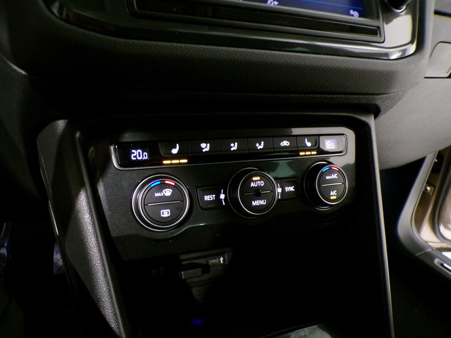 Volkswagen Tiguan 2.0 TSI DSG 220PK 4Motion Highline R-Line "Automaat" Full-LED Trekhaak Apple-Carplay Dynaudio Virtual Stoelverw.