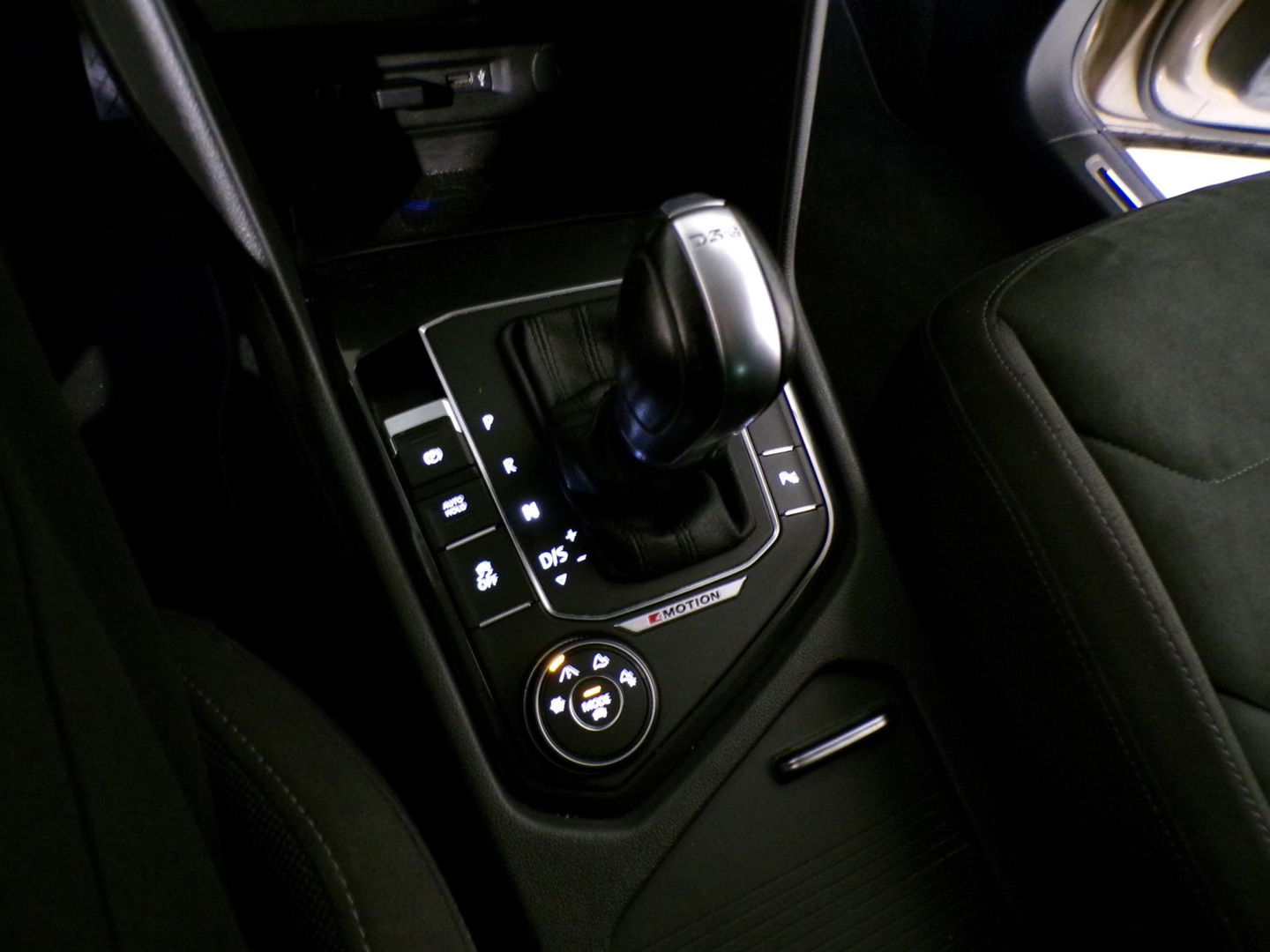 Volkswagen Tiguan 2.0 TSI DSG 220PK 4Motion Highline R-Line "Automaat" Full-LED Trekhaak Apple-Carplay Dynaudio Virtual Stoelverw.