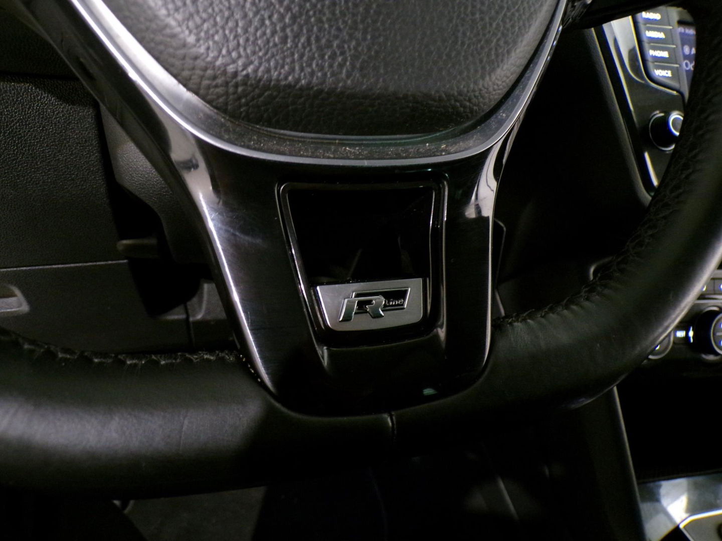 Volkswagen Tiguan 2.0 TSI DSG 220PK 4Motion Highline R-Line "Automaat" Full-LED Trekhaak Apple-Carplay Dynaudio Virtual Stoelverw.