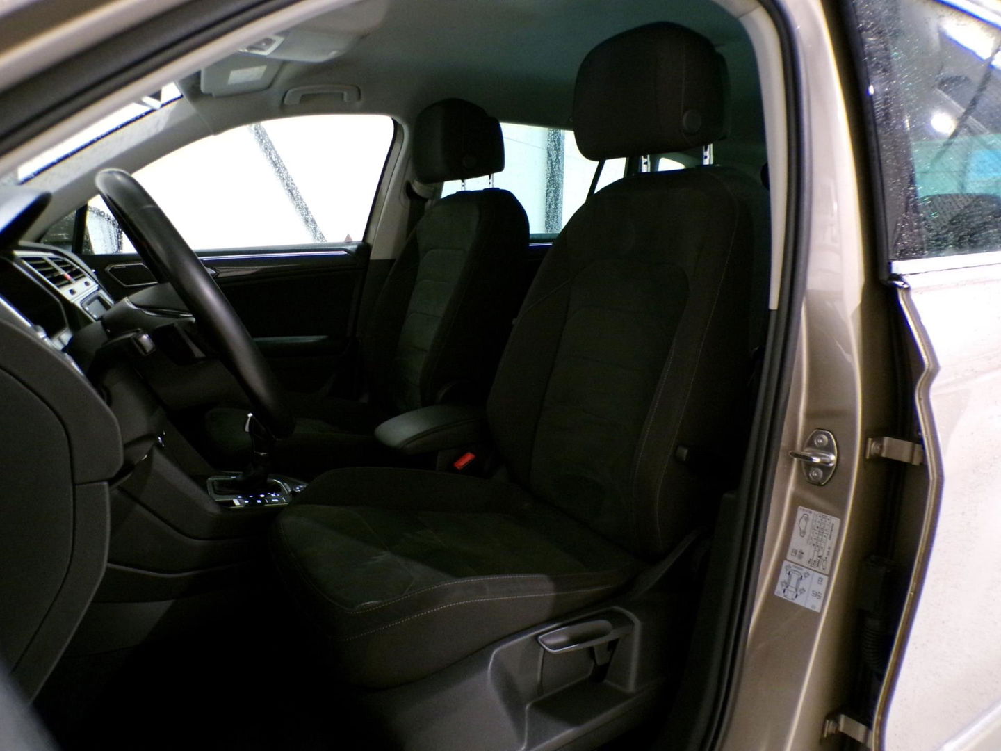 Volkswagen Tiguan 2.0 TSI DSG 220PK 4Motion Highline R-Line "Automaat" Full-LED Trekhaak Apple-Carplay Dynaudio Virtual Stoelverw.