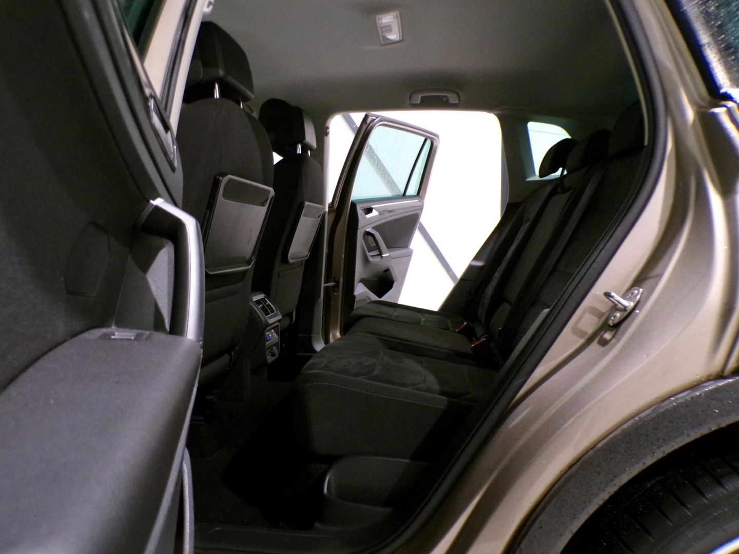 Volkswagen Tiguan 2.0 TSI DSG 220PK 4Motion Highline R-Line "Automaat" Full-LED Trekhaak Apple-Carplay Dynaudio Virtual Stoelverw.