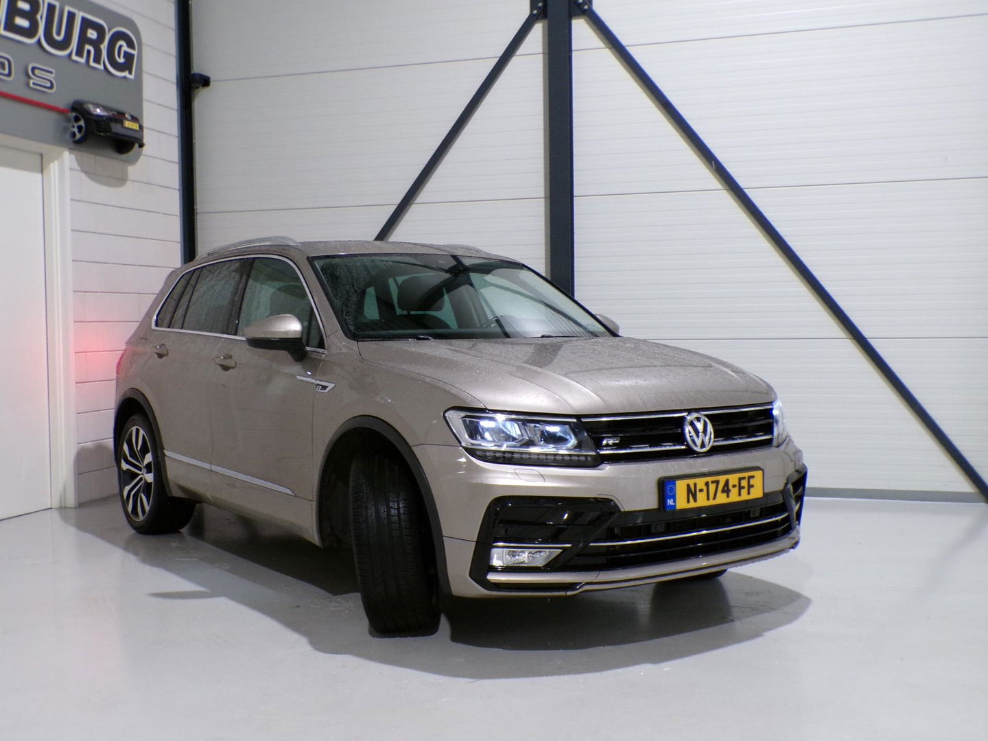 Volkswagen Tiguan 2.0 TSI DSG 220PK 4Motion Highline R-Line "Automaat" Full-LED Trekhaak Apple-Carplay Dynaudio Virtual Stoelverw.