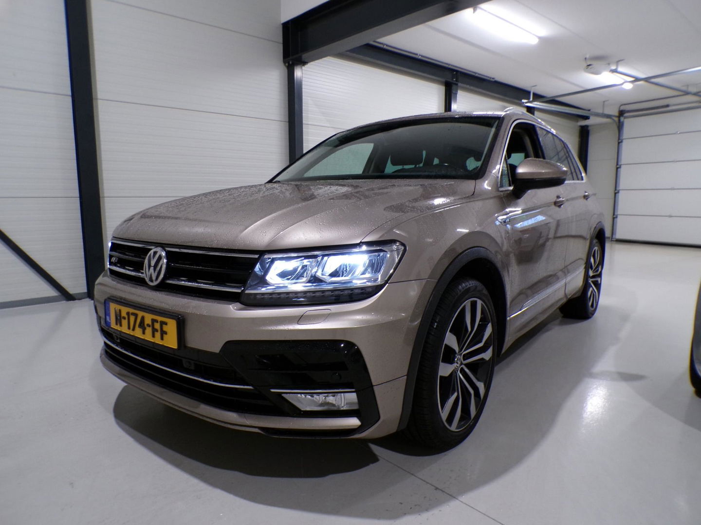 Volkswagen Tiguan 2.0 TSI DSG 220PK 4Motion Highline R-Line "Automaat" Full-LED Trekhaak Apple-Carplay Dynaudio Virtual Stoelverw.