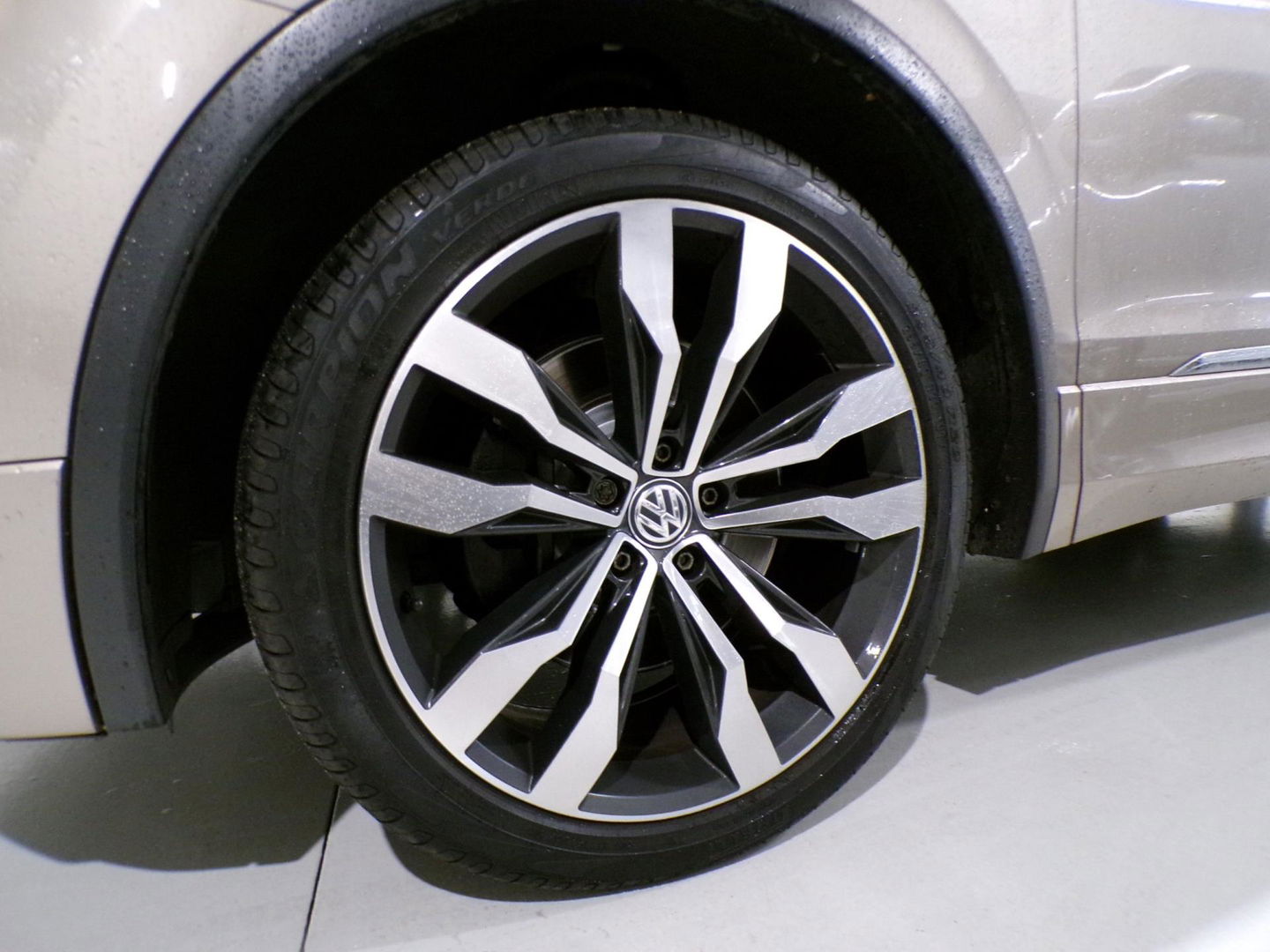 Volkswagen Tiguan 2.0 TSI DSG 220PK 4Motion Highline R-Line "Automaat" Full-LED Trekhaak Apple-Carplay Dynaudio Virtual Stoelverw.