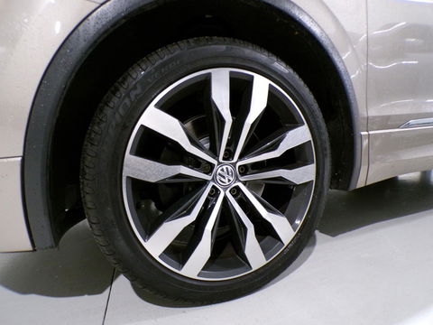 Volkswagen Tiguan 2.0 TSI DSG 220PK 4Motion Highline R-Line "Automaat" Full-LED Trekhaak Apple-Carplay Dynaudio Virtual Stoelverw.