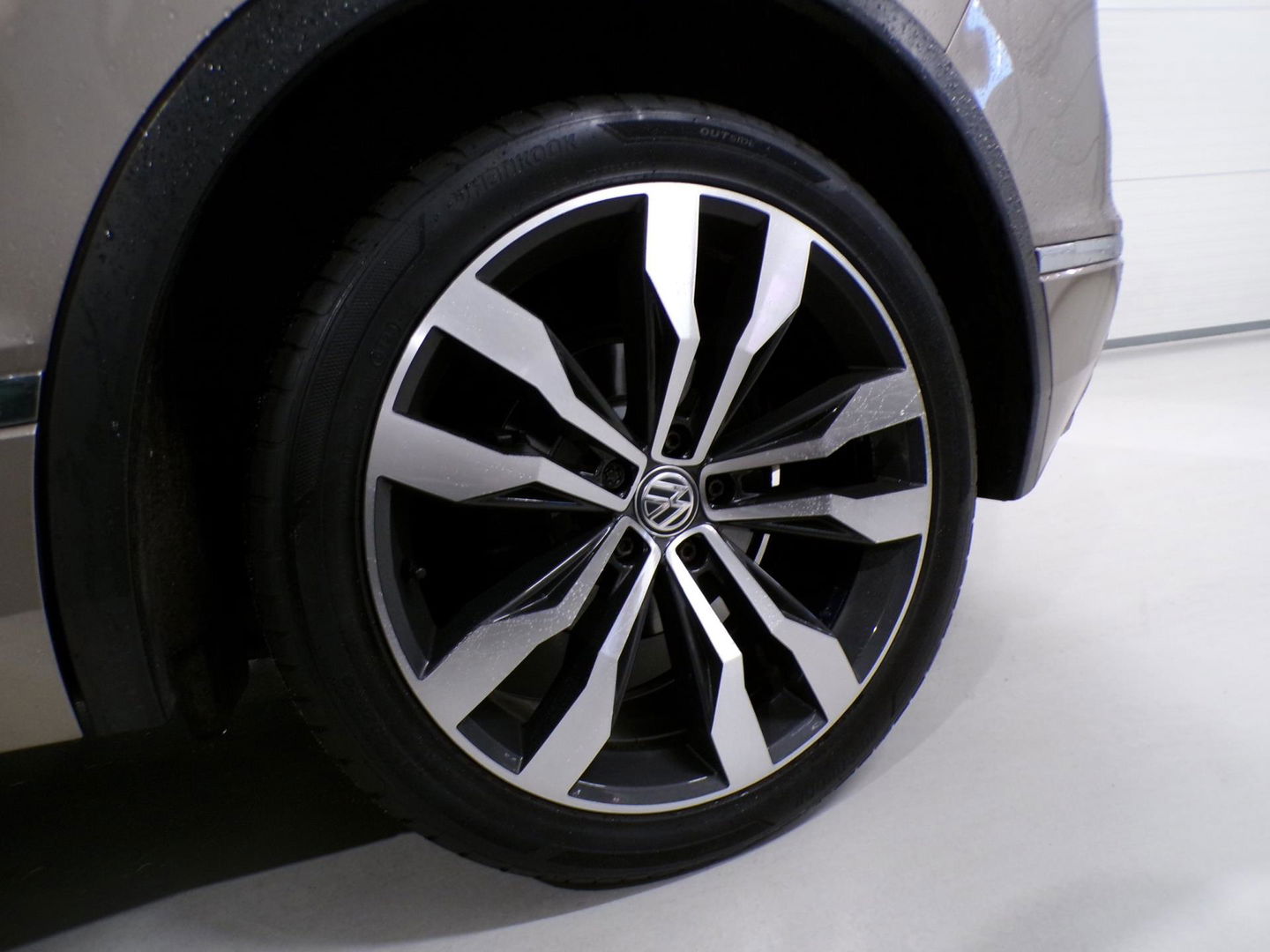 Volkswagen Tiguan 2.0 TSI DSG 220PK 4Motion Highline R-Line "Automaat" Full-LED Trekhaak Apple-Carplay Dynaudio Virtual Stoelverw.