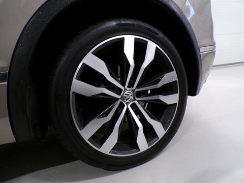 Volkswagen Tiguan 2.0 TSI DSG 220PK 4Motion Highline R-Line "Automaat" Full-LED Trekhaak Apple-Carplay Dynaudio Virtual Stoelverw.