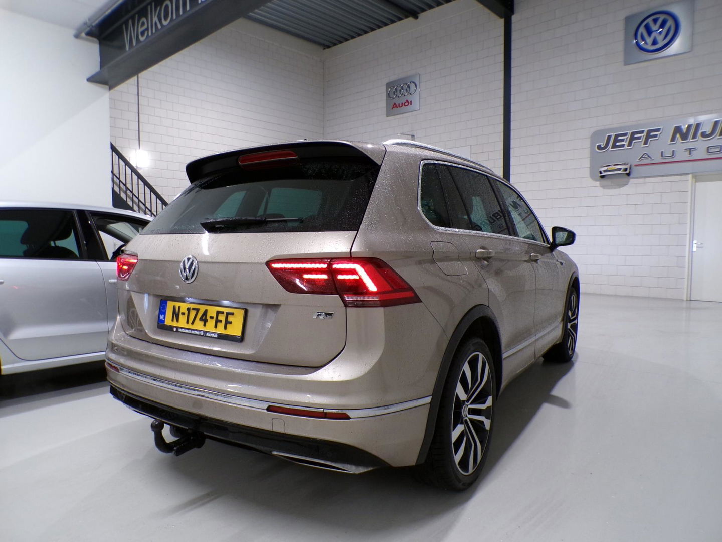 Volkswagen Tiguan 2.0 TSI DSG 220PK 4Motion Highline R-Line "Automaat" Full-LED Trekhaak Apple-Carplay Dynaudio Virtual Stoelverw.