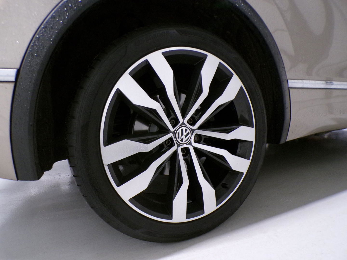 Volkswagen Tiguan 2.0 TSI DSG 220PK 4Motion Highline R-Line "Automaat" Full-LED Trekhaak Apple-Carplay Dynaudio Virtual Stoelverw.