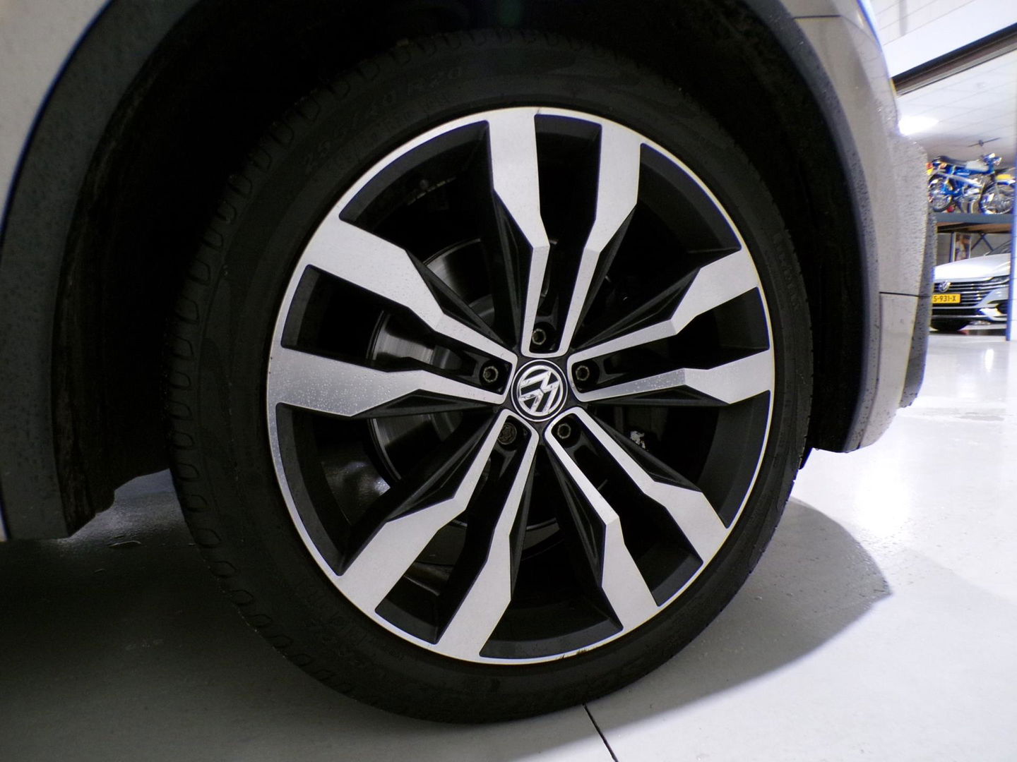 Volkswagen Tiguan 2.0 TSI DSG 220PK 4Motion Highline R-Line "Automaat" Full-LED Trekhaak Apple-Carplay Dynaudio Virtual Stoelverw.