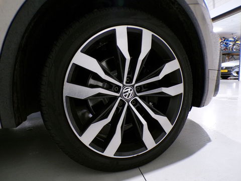 Volkswagen Tiguan 2.0 TSI DSG 220PK 4Motion Highline R-Line "Automaat" Full-LED Trekhaak Apple-Carplay Dynaudio Virtual Stoelverw.