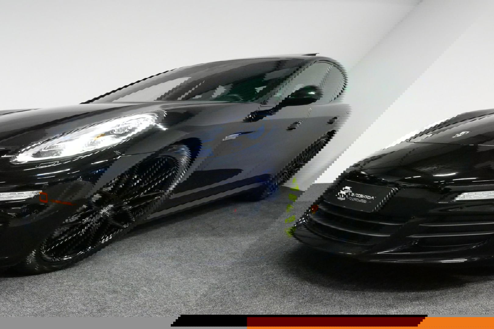 Porsche Panamera 3.0 S E-Hybrid / Schuif-/kanteldak / Elektr. verstelbare voorstoelen (links memory) / Luchtvering / BOSE Sound / Softclose - servosluiting / 20'' LMV / Porsche Dynamic Light System Plus (PDLS+) / Achteruitrijcamera / Standairco / Porsce Active Suspension 