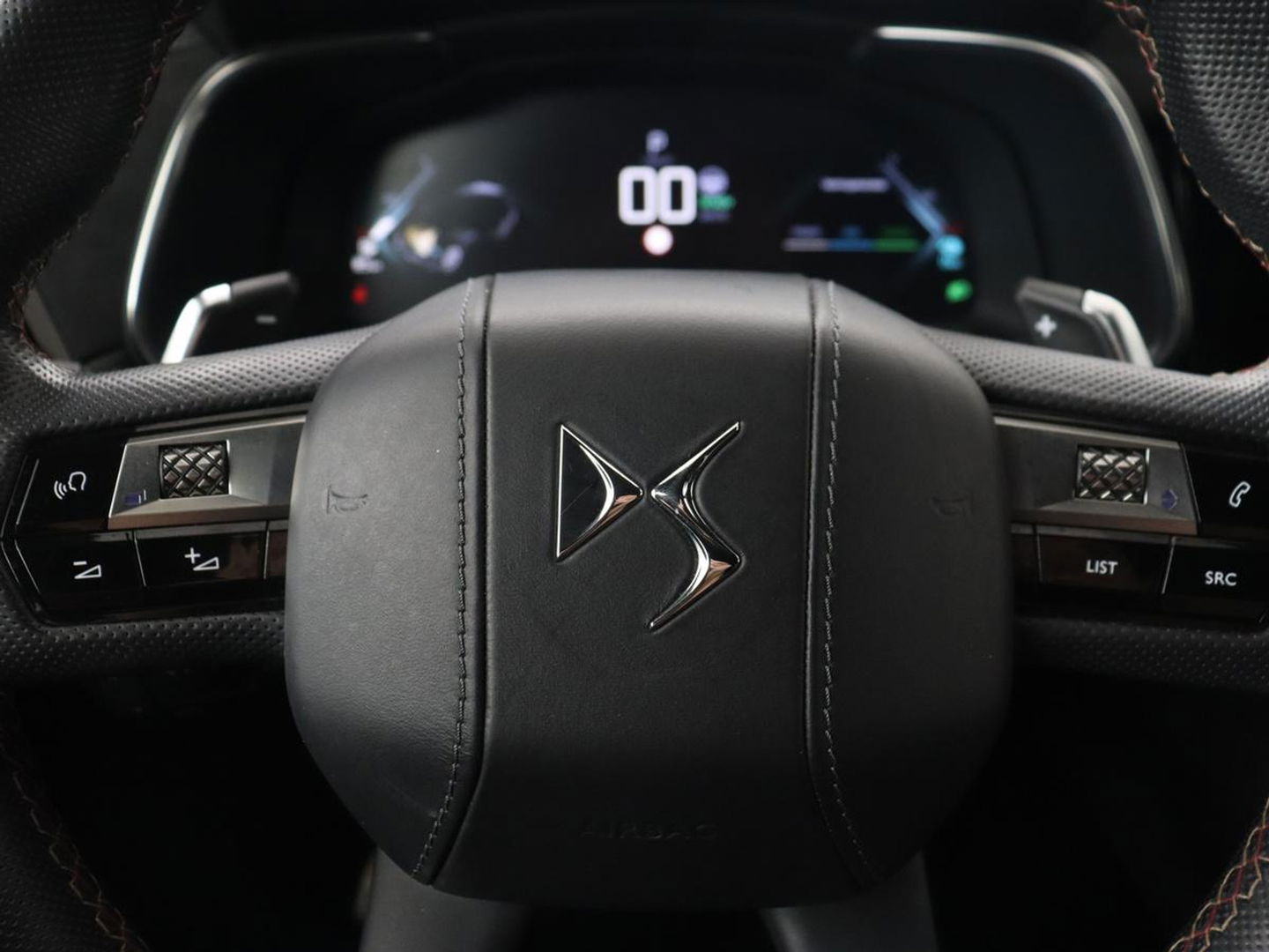 DS 7 Crossback E-Tense Performance Line | Stoelverwarming | Adaptive cruise | Alcantara | Keyless | Full LED | Carplay | Navigatie | Memory | Digital Cockpit | Dodehoek detectie | DAB | Getint glas | PHEV | Plug In
