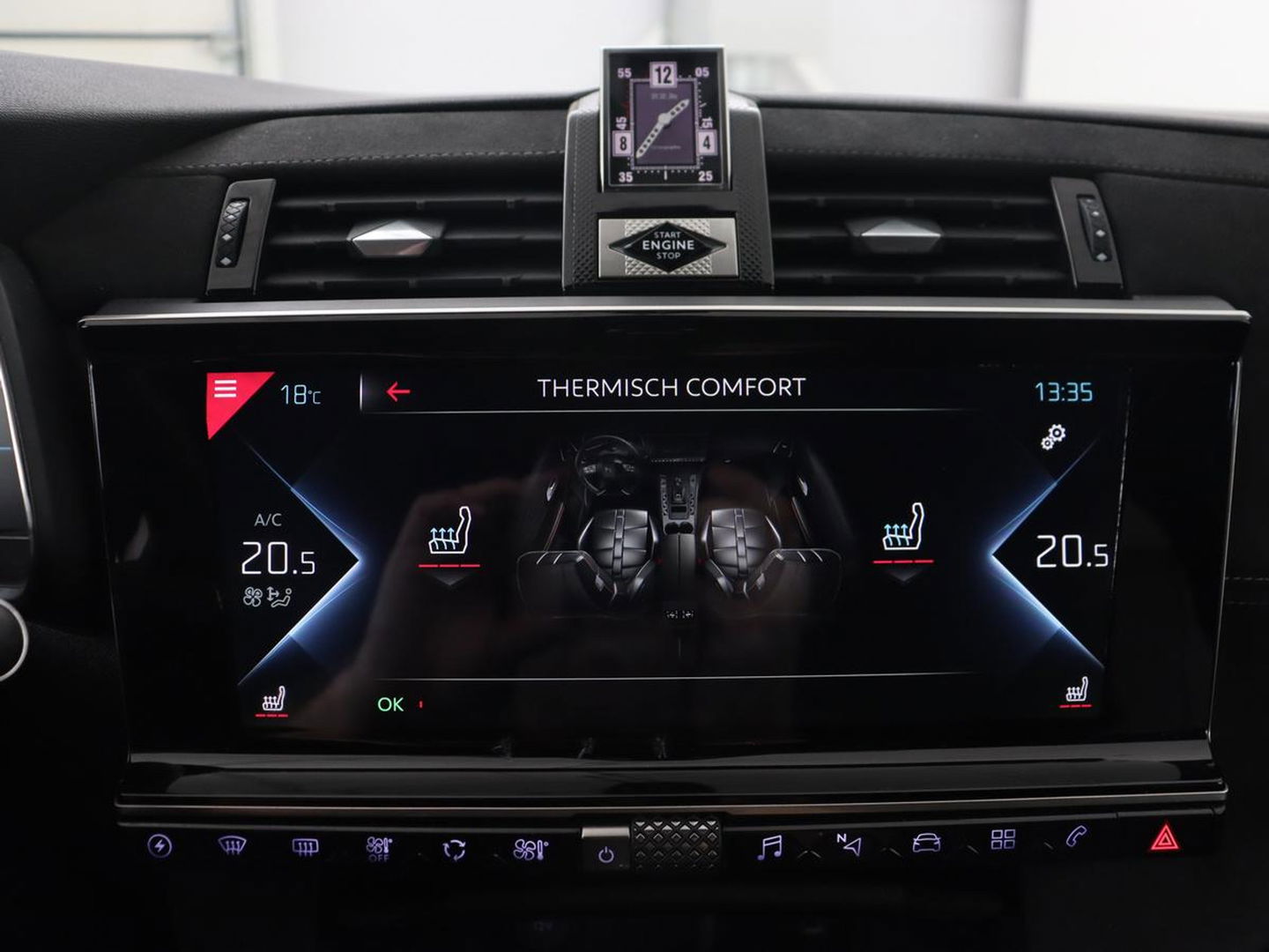 DS 7 Crossback E-Tense Performance Line | Stoelverwarming | Adaptive cruise | Alcantara | Keyless | Full LED | Carplay | Navigatie | Memory | Digital Cockpit | Dodehoek detectie | DAB | Getint glas | PHEV | Plug In