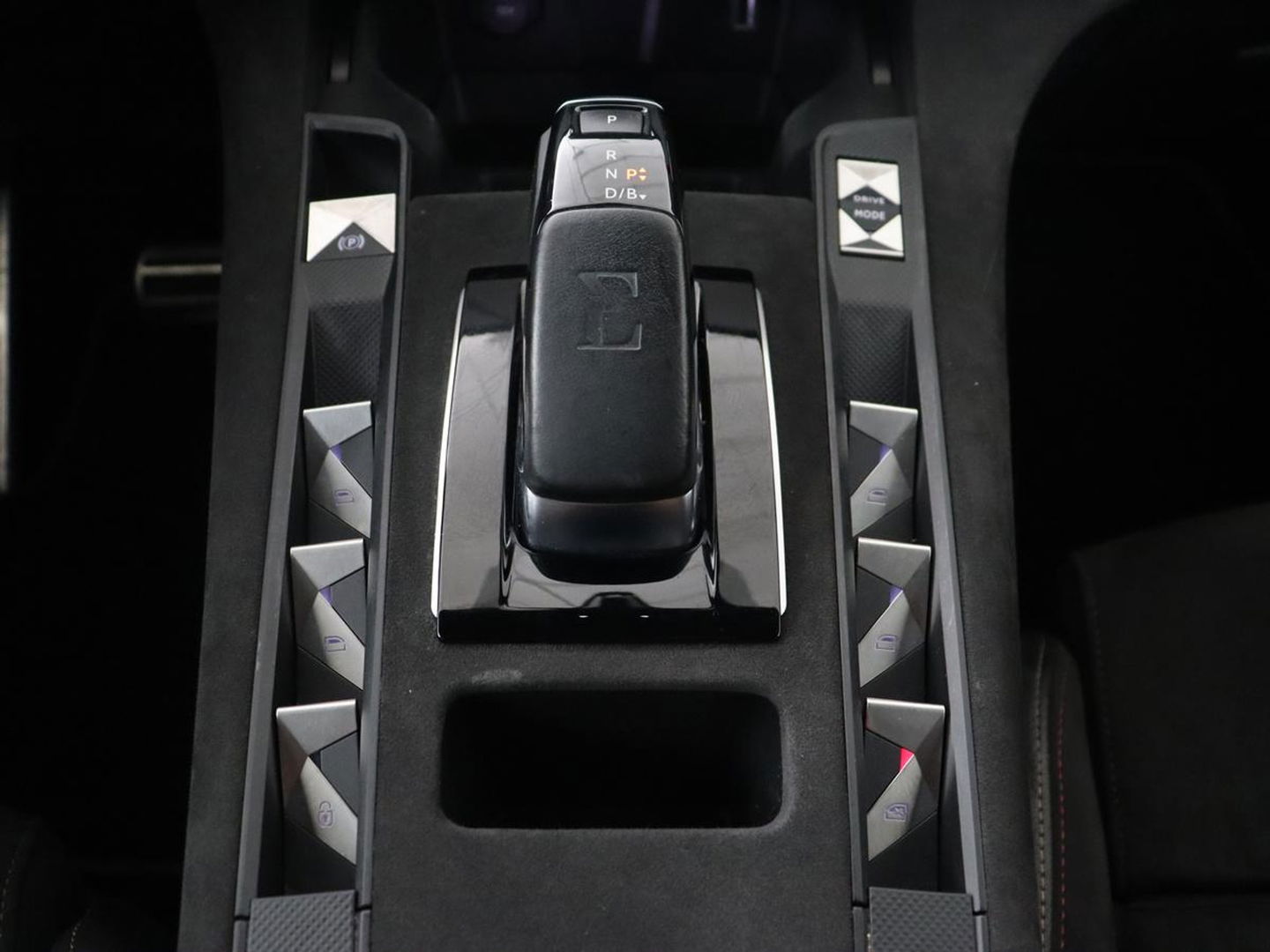 DS 7 Crossback E-Tense Performance Line | Stoelverwarming | Adaptive cruise | Alcantara | Keyless | Full LED | Carplay | Navigatie | Memory | Digital Cockpit | Dodehoek detectie | DAB | Getint glas | PHEV | Plug In