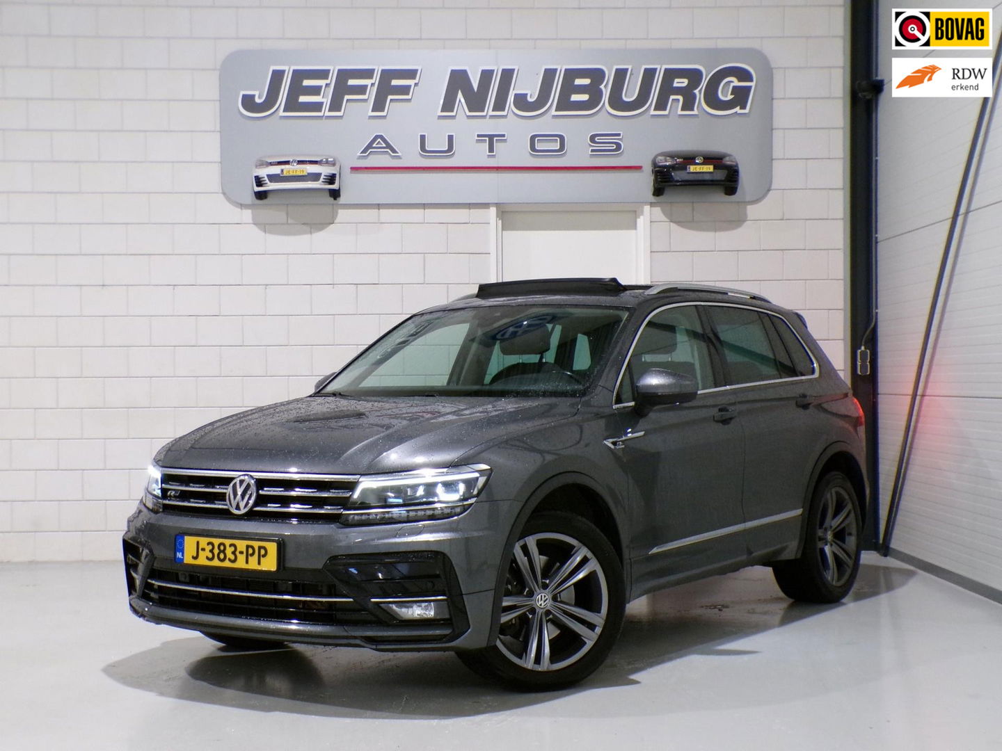 Volkswagen Tiguan 2.0 TSI DSG 4Motion Highline R-Line "Automaat" Pano Trekhaak Virtual Carplay Head-up Adaptive-cruise Blind-spot
