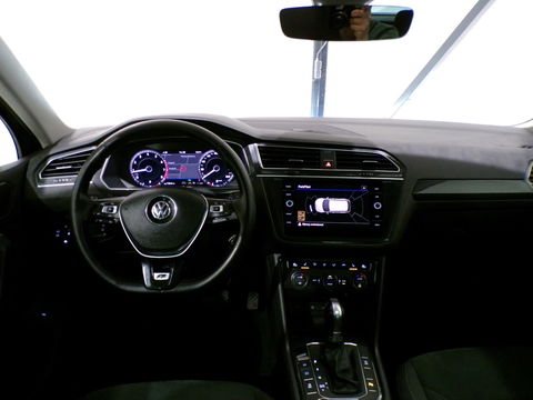 Volkswagen Tiguan 2.0 TSI DSG 4Motion Highline R-Line "Automaat" Pano Trekhaak Virtual Carplay Head-up Adaptive-cruise Blind-spot
