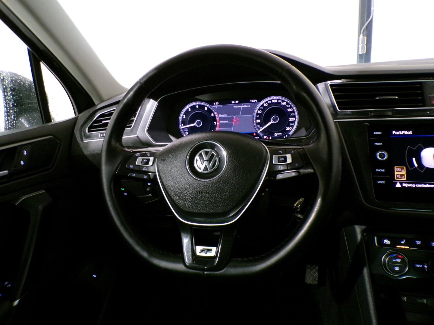 Volkswagen Tiguan 2.0 TSI DSG 4Motion Highline R-Line "Automaat" Pano Trekhaak Virtual Carplay Head-up Adaptive-cruise Blind-spot