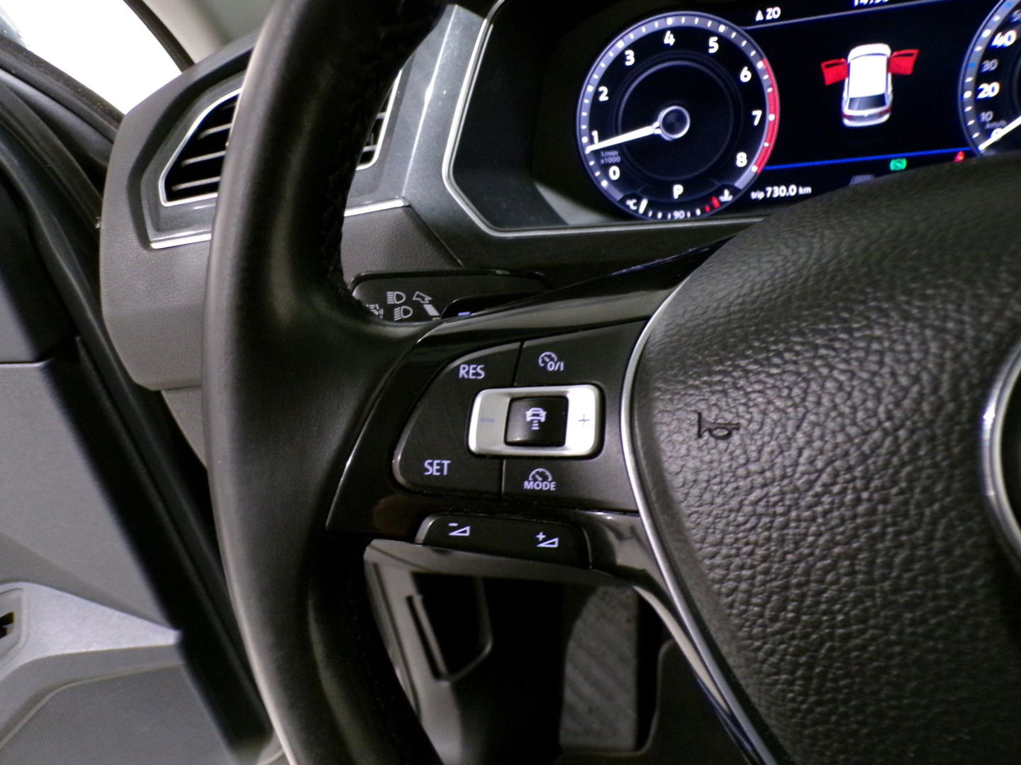 Volkswagen Tiguan 2.0 TSI DSG 4Motion Highline R-Line "Automaat" Pano Trekhaak Virtual Carplay Head-up Adaptive-cruise Blind-spot