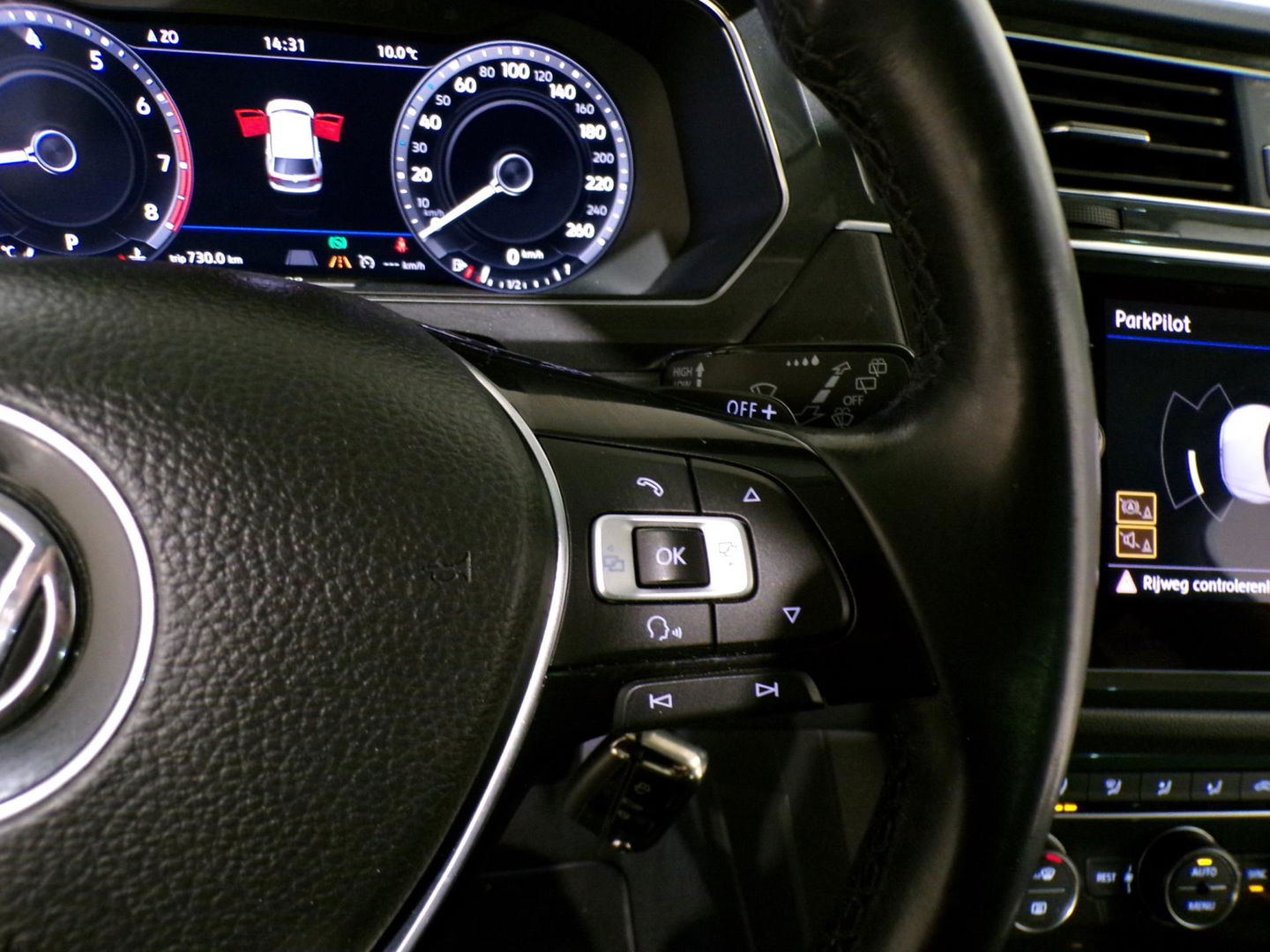 Volkswagen Tiguan 2.0 TSI DSG 4Motion Highline R-Line "Automaat" Pano Trekhaak Virtual Carplay Head-up Adaptive-cruise Blind-spot