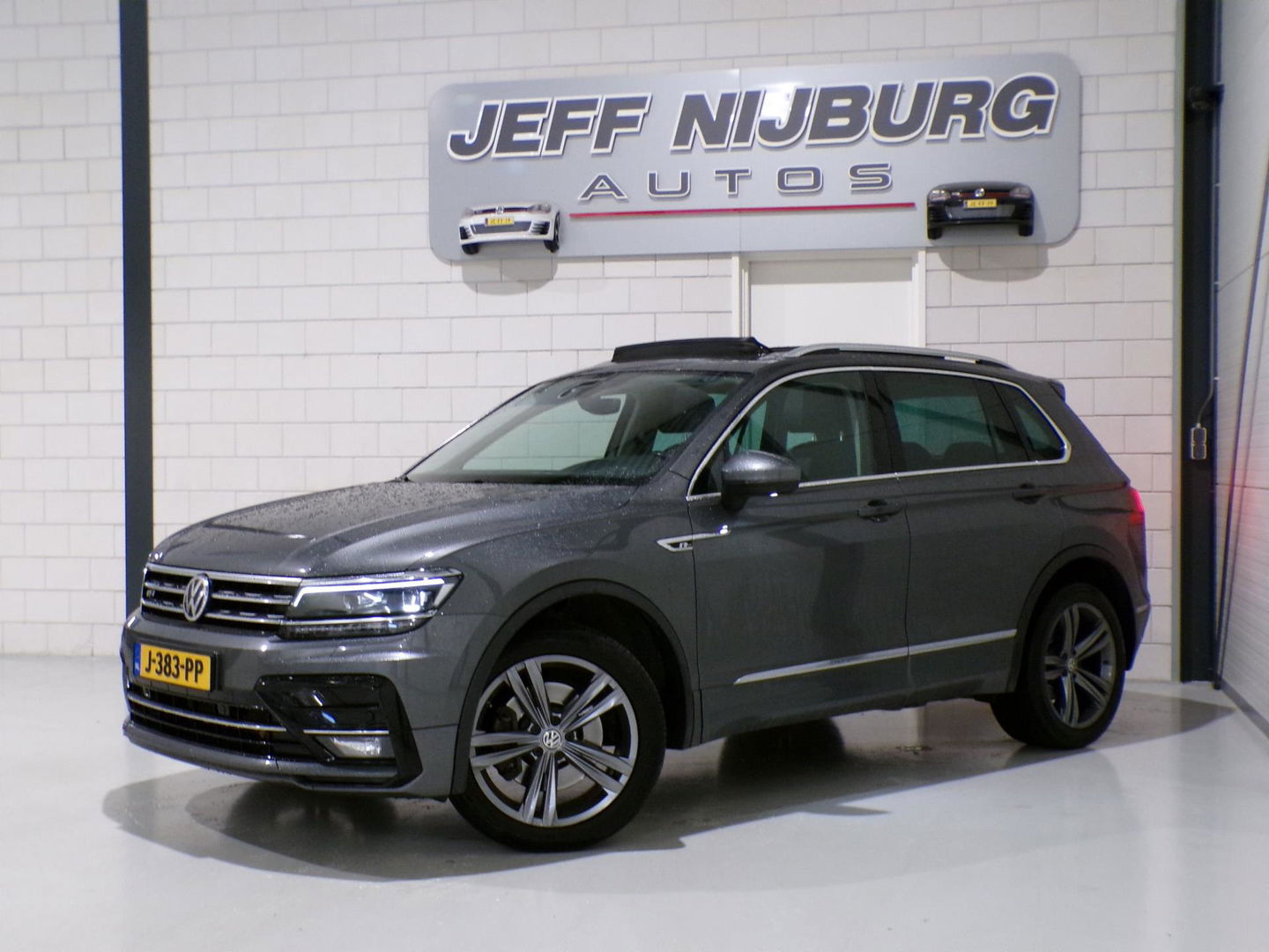 Volkswagen Tiguan 2.0 TSI DSG 4Motion Highline R-Line "Automaat" Pano Trekhaak Virtual Carplay Head-up Adaptive-cruise Blind-spot