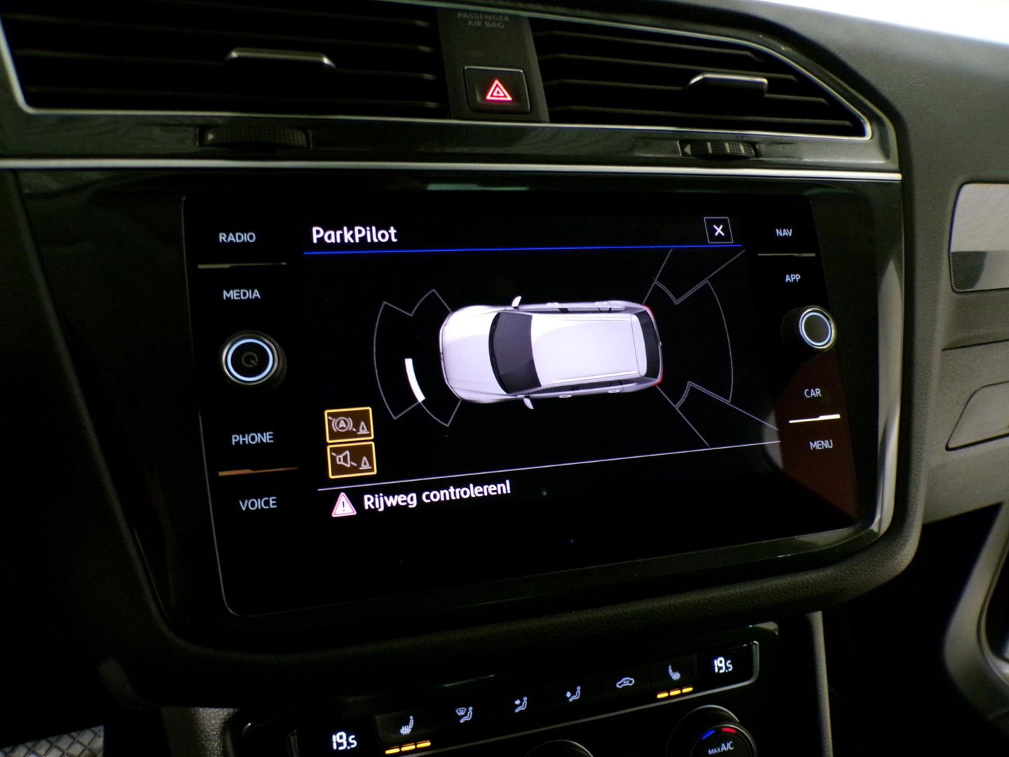 Volkswagen Tiguan 2.0 TSI DSG 4Motion Highline R-Line "Automaat" Pano Trekhaak Virtual Carplay Head-up Adaptive-cruise Blind-spot