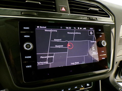Volkswagen Tiguan 2.0 TSI DSG 4Motion Highline R-Line "Automaat" Pano Trekhaak Virtual Carplay Head-up Adaptive-cruise Blind-spot