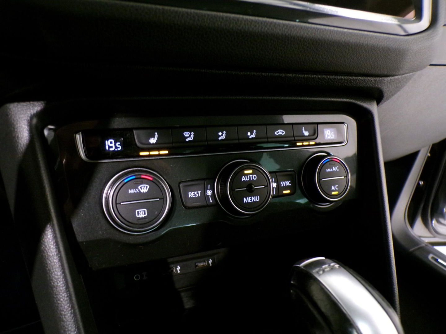 Volkswagen Tiguan 2.0 TSI DSG 4Motion Highline R-Line "Automaat" Pano Trekhaak Virtual Carplay Head-up Adaptive-cruise Blind-spot