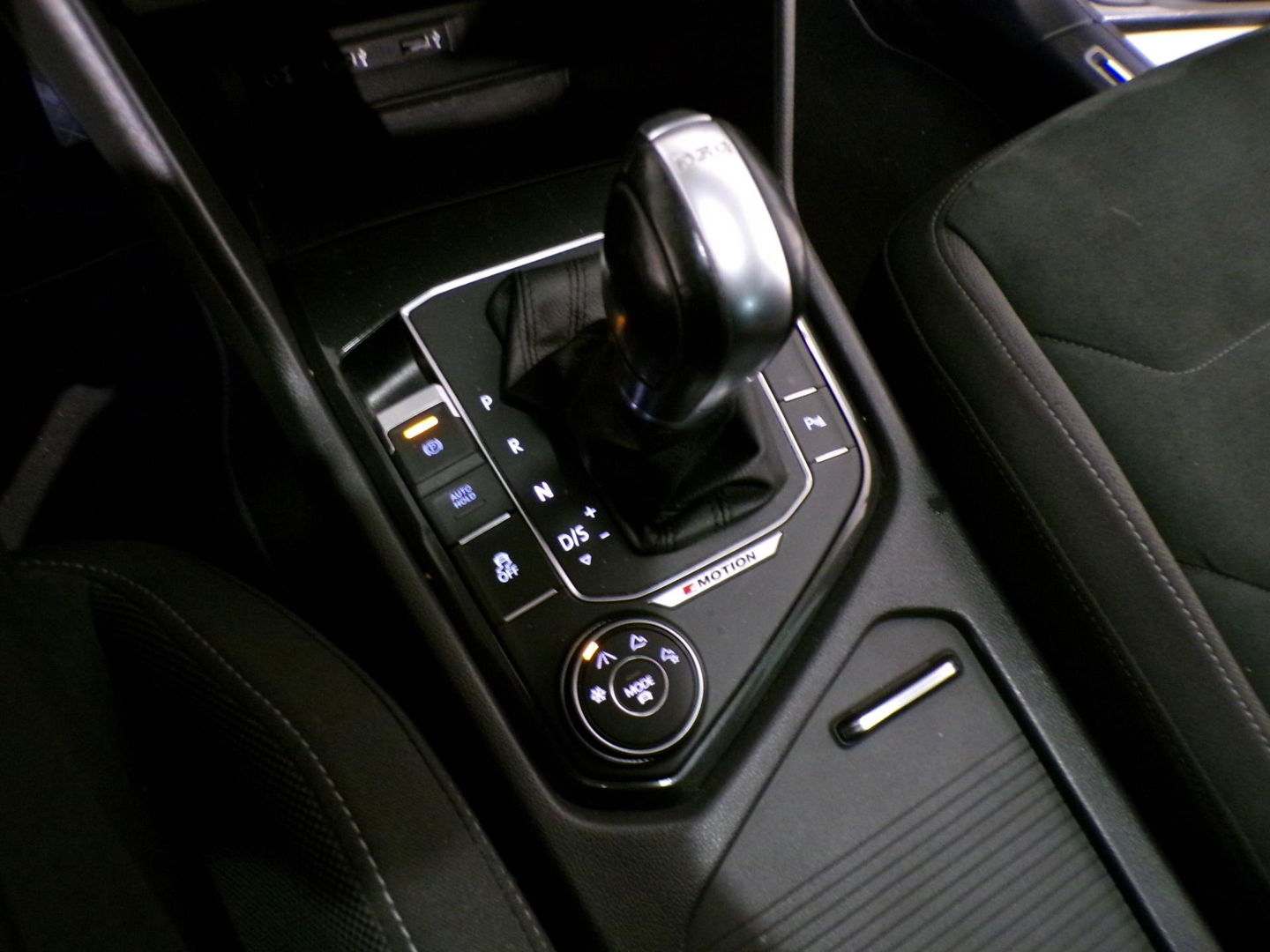 Volkswagen Tiguan 2.0 TSI DSG 4Motion Highline R-Line "Automaat" Pano Trekhaak Virtual Carplay Head-up Adaptive-cruise Blind-spot