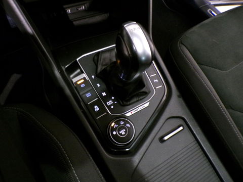 Volkswagen Tiguan 2.0 TSI DSG 4Motion Highline R-Line "Automaat" Pano Trekhaak Virtual Carplay Head-up Adaptive-cruise Blind-spot