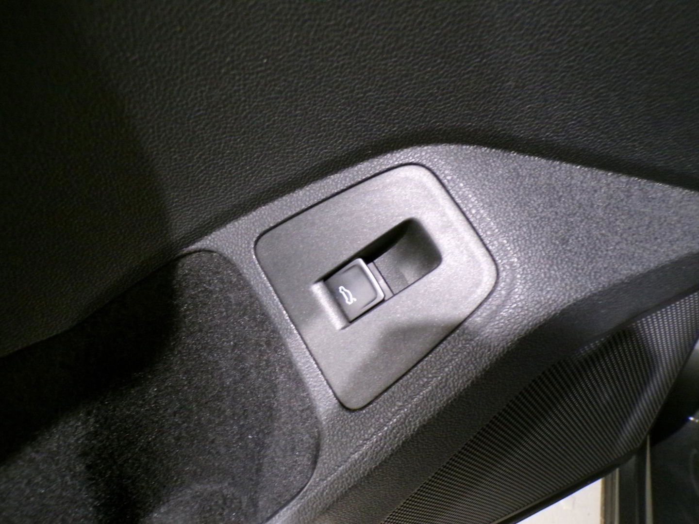 Volkswagen Tiguan 2.0 TSI DSG 4Motion Highline R-Line "Automaat" Pano Trekhaak Virtual Carplay Head-up Adaptive-cruise Blind-spot