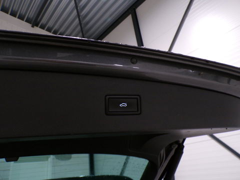 Volkswagen Tiguan 2.0 TSI DSG 4Motion Highline R-Line "Automaat" Pano Trekhaak Virtual Carplay Head-up Adaptive-cruise Blind-spot