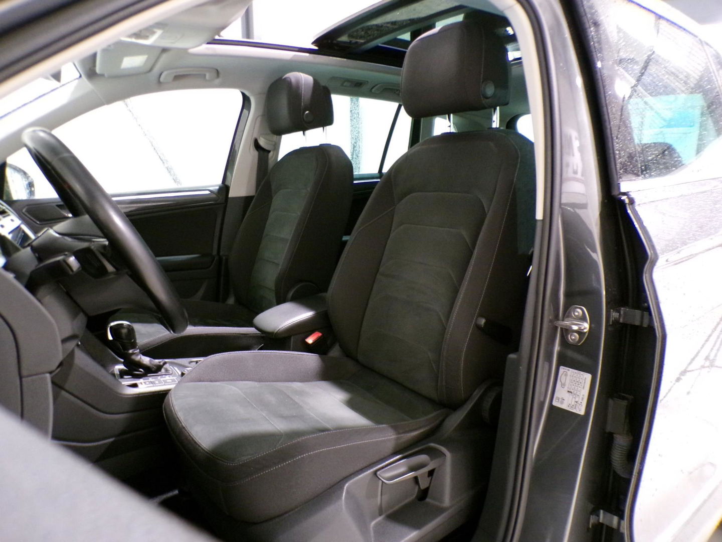 Volkswagen Tiguan 2.0 TSI DSG 4Motion Highline R-Line "Automaat" Pano Trekhaak Virtual Carplay Head-up Adaptive-cruise Blind-spot