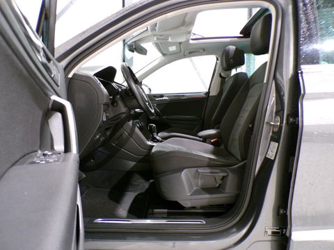 Volkswagen Tiguan 2.0 TSI DSG 4Motion Highline R-Line "Automaat" Pano Trekhaak Virtual Carplay Head-up Adaptive-cruise Blind-spot