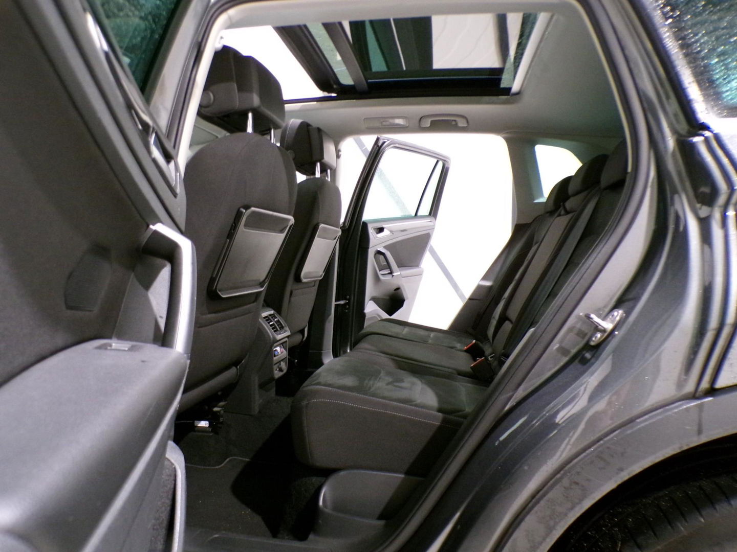 Volkswagen Tiguan 2.0 TSI DSG 4Motion Highline R-Line "Automaat" Pano Trekhaak Virtual Carplay Head-up Adaptive-cruise Blind-spot