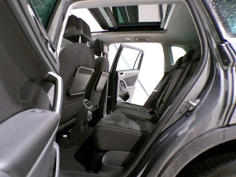 Volkswagen Tiguan 2.0 TSI DSG 4Motion Highline R-Line "Automaat" Pano Trekhaak Virtual Carplay Head-up Adaptive-cruise Blind-spot