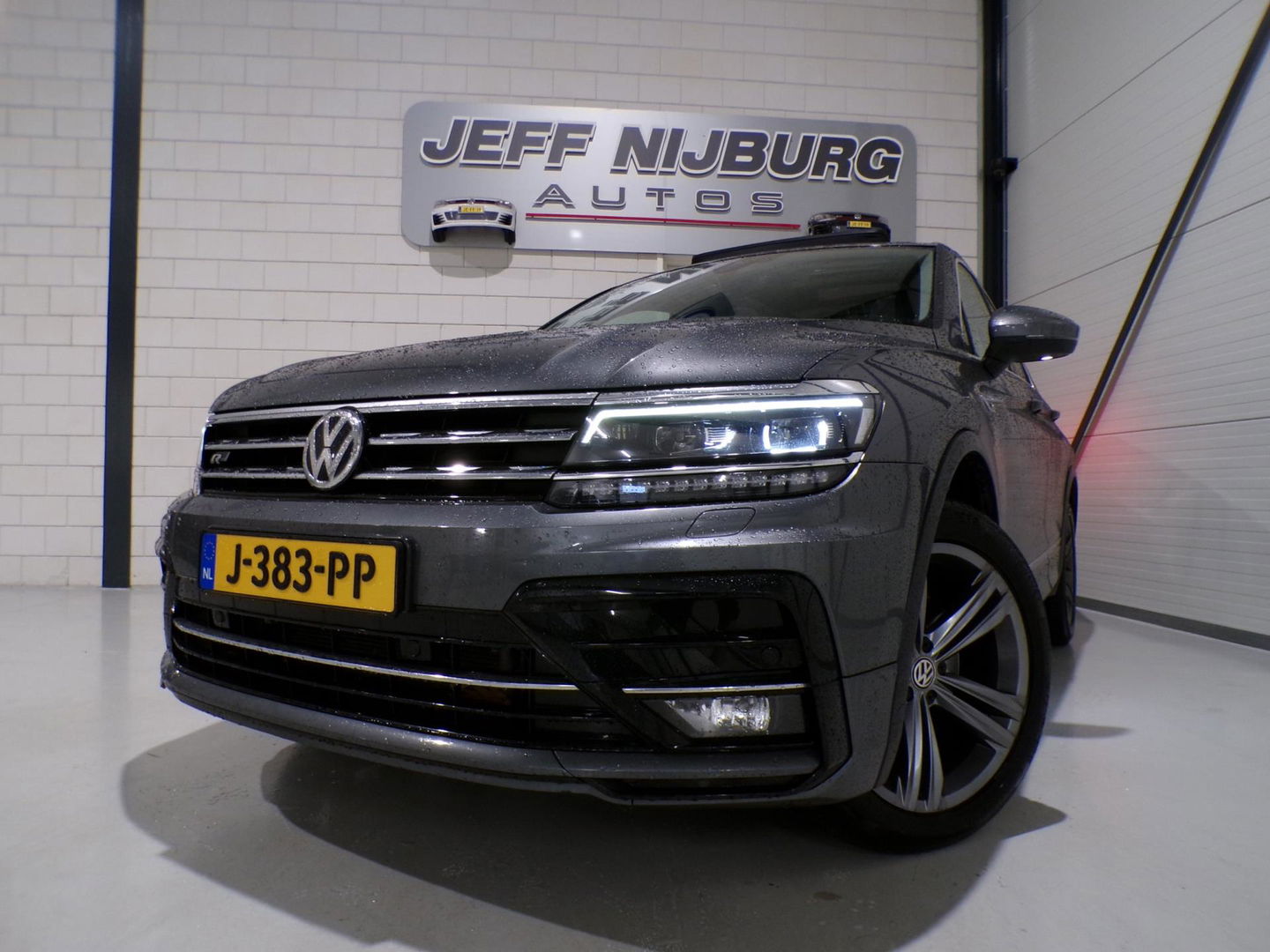 Volkswagen Tiguan 2.0 TSI DSG 4Motion Highline R-Line "Automaat" Pano Trekhaak Virtual Carplay Head-up Adaptive-cruise Blind-spot