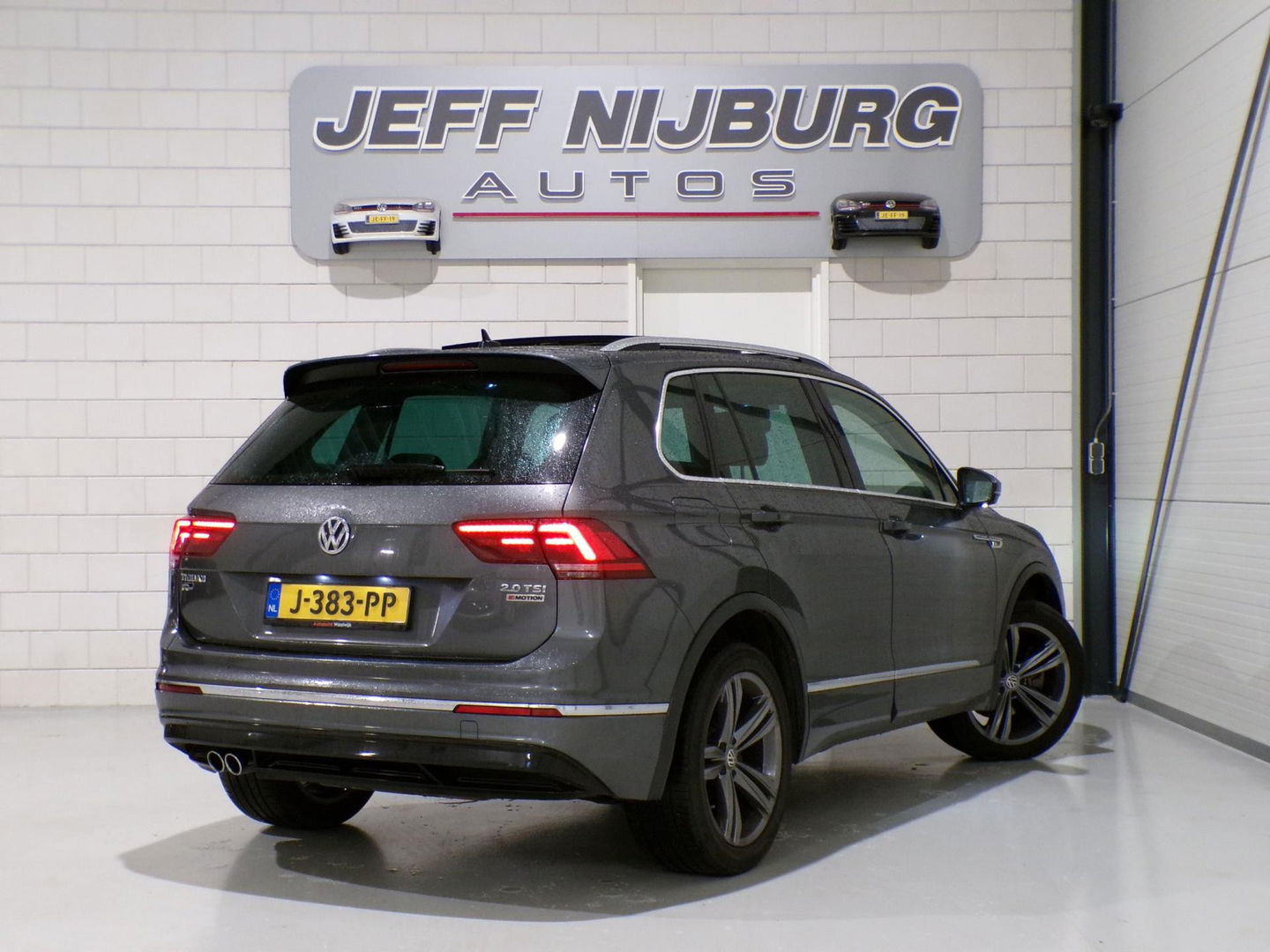 Volkswagen Tiguan 2.0 TSI DSG 4Motion Highline R-Line "Automaat" Pano Trekhaak Virtual Carplay Head-up Adaptive-cruise Blind-spot