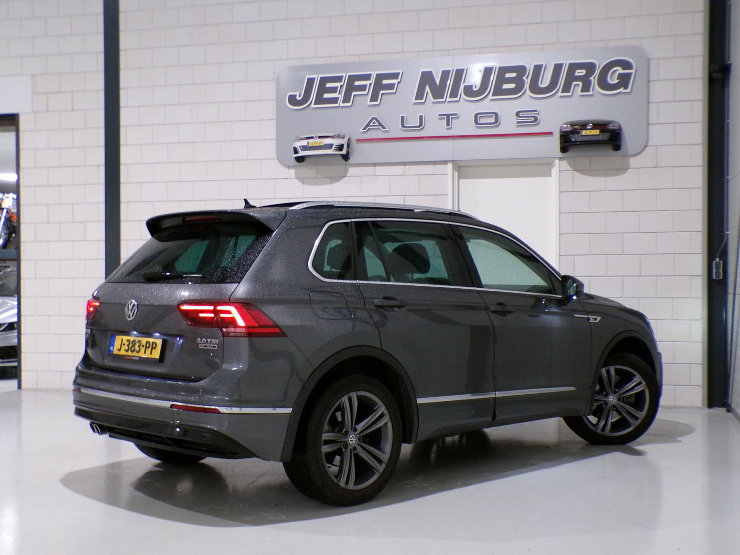 Volkswagen Tiguan 2.0 TSI DSG 4Motion Highline R-Line "Automaat" Pano Trekhaak Virtual Carplay Head-up Adaptive-cruise Blind-spot