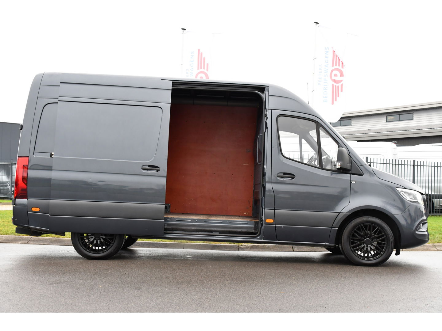 Mercedes-Benz Sprinter 317 1.9 CDI L2H2 RWD PB Edition Camera, Carplay, LED, Leder, Carplay, 170pk, 10,5'' Mbux, 3500kg, Trekhaak, Stoelverwarming, Automaat, Sensoren, Uniek!