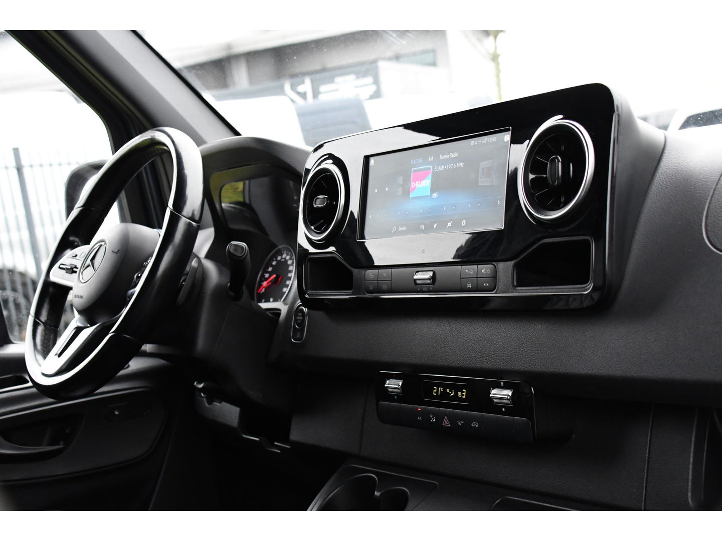 Mercedes-Benz Sprinter 317 1.9 CDI L2H2 RWD PB Edition Camera, Carplay, LED, Leder, Carplay, 170pk, 10,5'' Mbux, 3500kg, Trekhaak, Stoelverwarming, Automaat, Sensoren, Uniek!