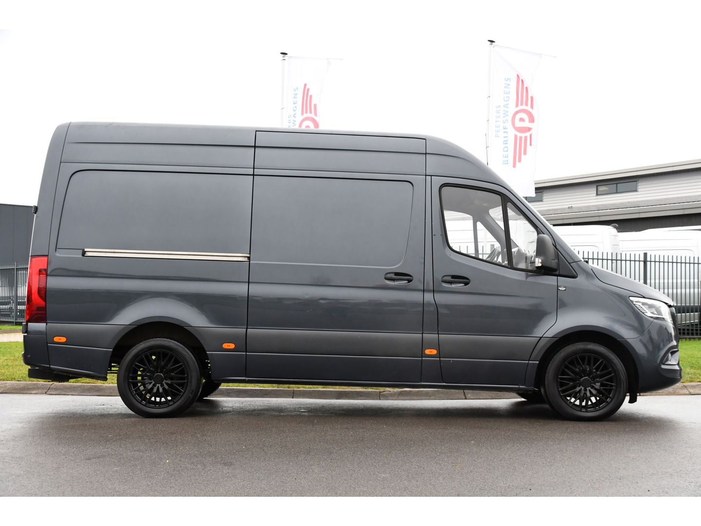 Mercedes-Benz Sprinter 317 1.9 CDI L2H2 RWD PB Edition Camera, Carplay, LED, Leder, Carplay, 170pk, 10,5'' Mbux, 3500kg, Trekhaak, Stoelverwarming, Automaat, Sensoren, Uniek!